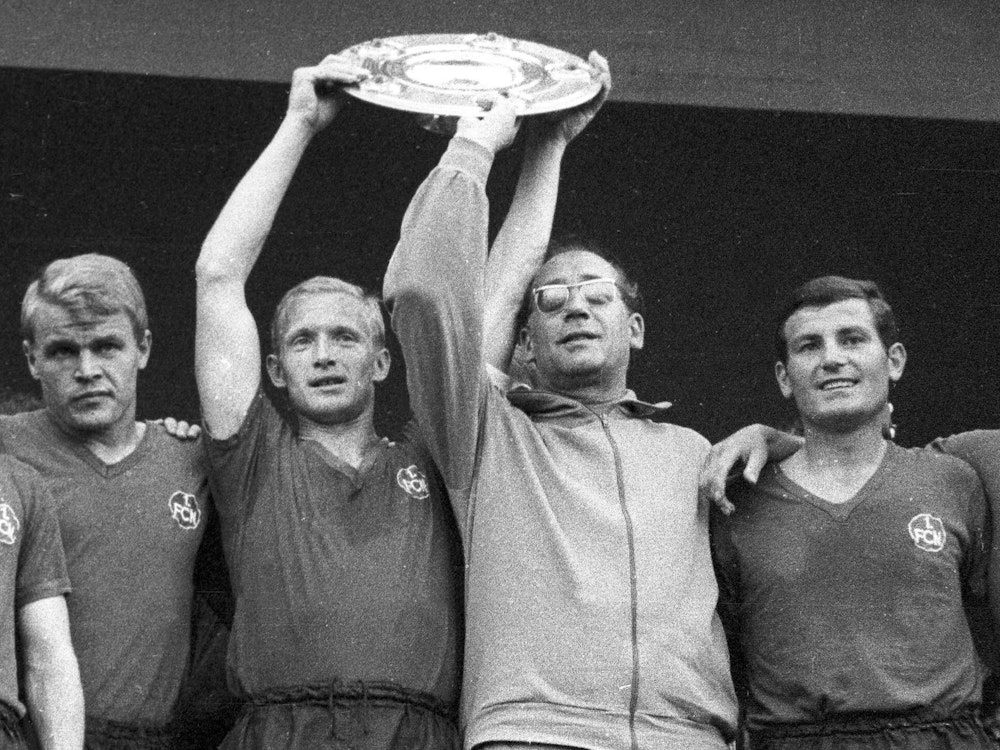 Hier feiern (von links) Heinz Müller, Heinz Stehl, Trainer Max Morlock und Ludwig Müller die Meisterschaft des 1. FC Nürnberg 1968