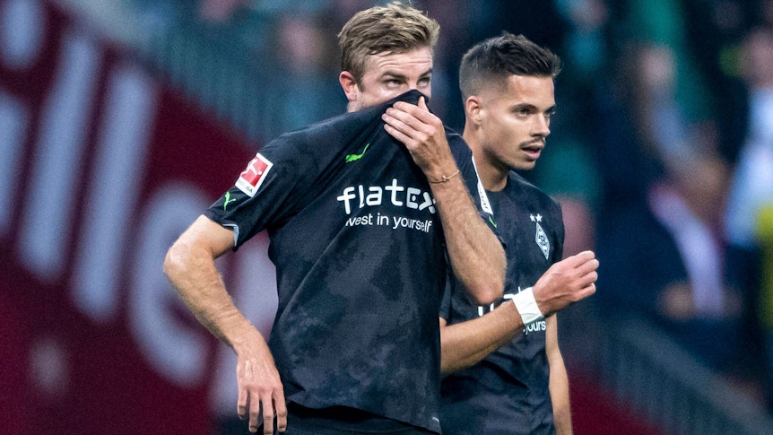 Borussia Mönchengladbach tritt am Samstag (1. Oktober 2022) bei Werder Bremen zum Bundesliga-Topspiel an. Das Foto zeigt Christoph Kramer und Julian Weigl nach dem fünften Werder Tor mit geschocktem Gesichtsausdruck.