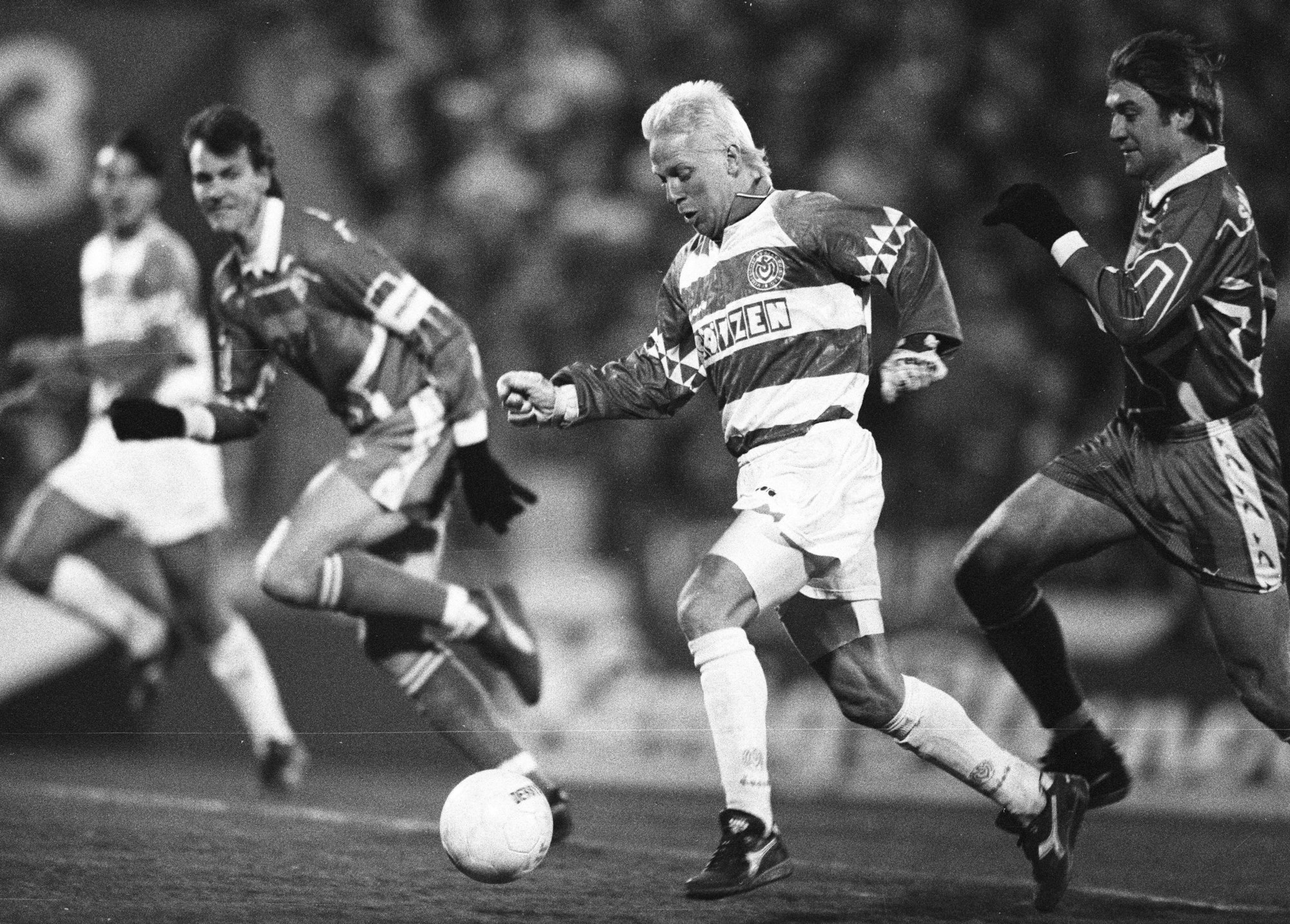 Uwe Weidemann (MSV) 1994 im Laufduell mit Dietmar Beiersdorfer (re.). Hinten: Rune Bratseth (beide Werder)
