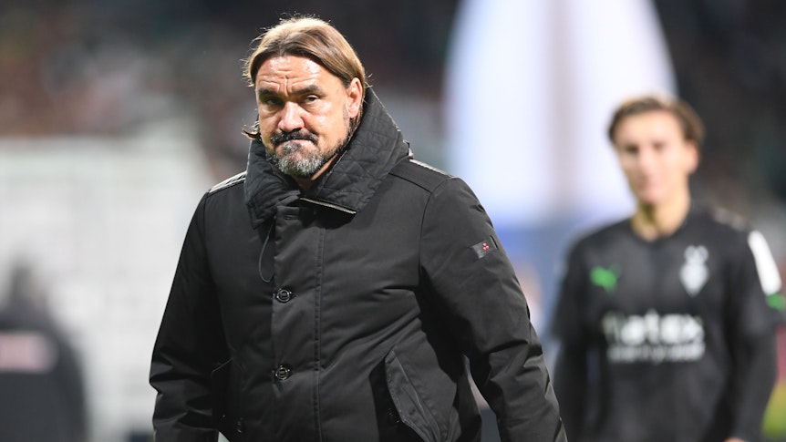Daniel Farke, Trainer von Fußball-Bundesligist Borussia Mönchengladbach, hier zu sehen nach der 1:5-Pleite der Fohlen-Elf im Bundesliga-Topspiel (1. Oktober 2022) bei Werder Bremen. Farke blickt enttäuscht nach vorne.