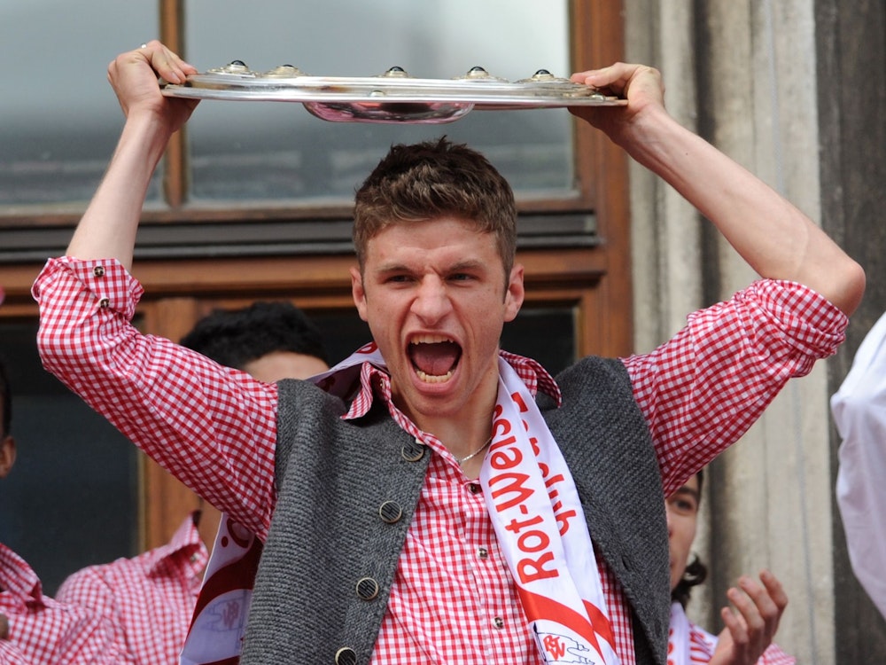 Hier feiert Thomas Müller 2010 die Meisterschaft mit dem FC Bayern München.