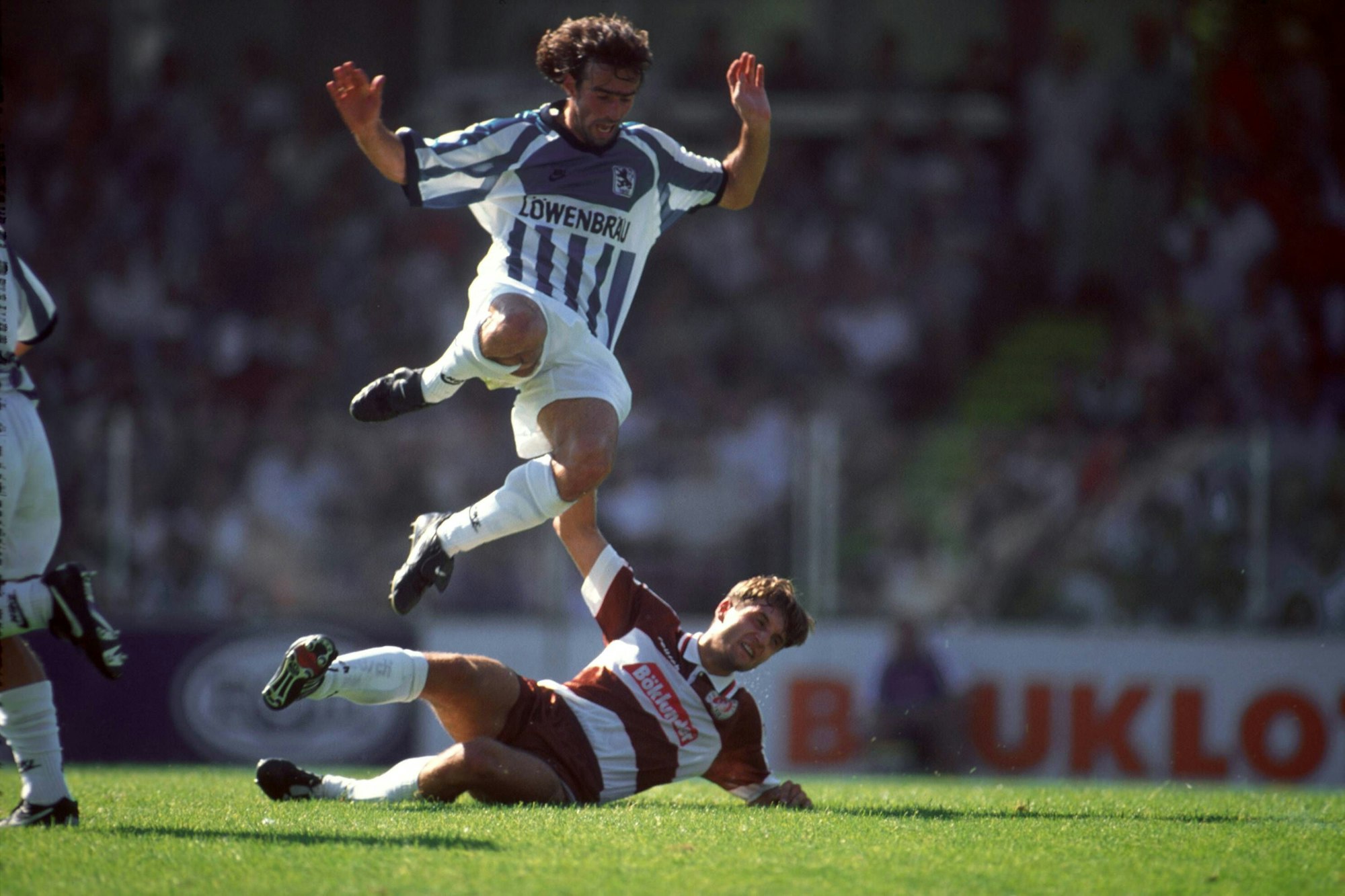Der FC St. Pauli (hier mit Thomas Sobotzik am Boden im Zweikampf mit Miroslav Stevic) besiegte 1860 München am 12. August 1995 4:2