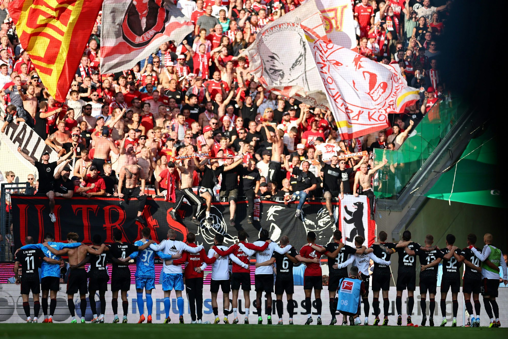 1. FC Union Berlin: Spieler feiern Sieg beim 1. FC Köln 2022/23 vor den Fans