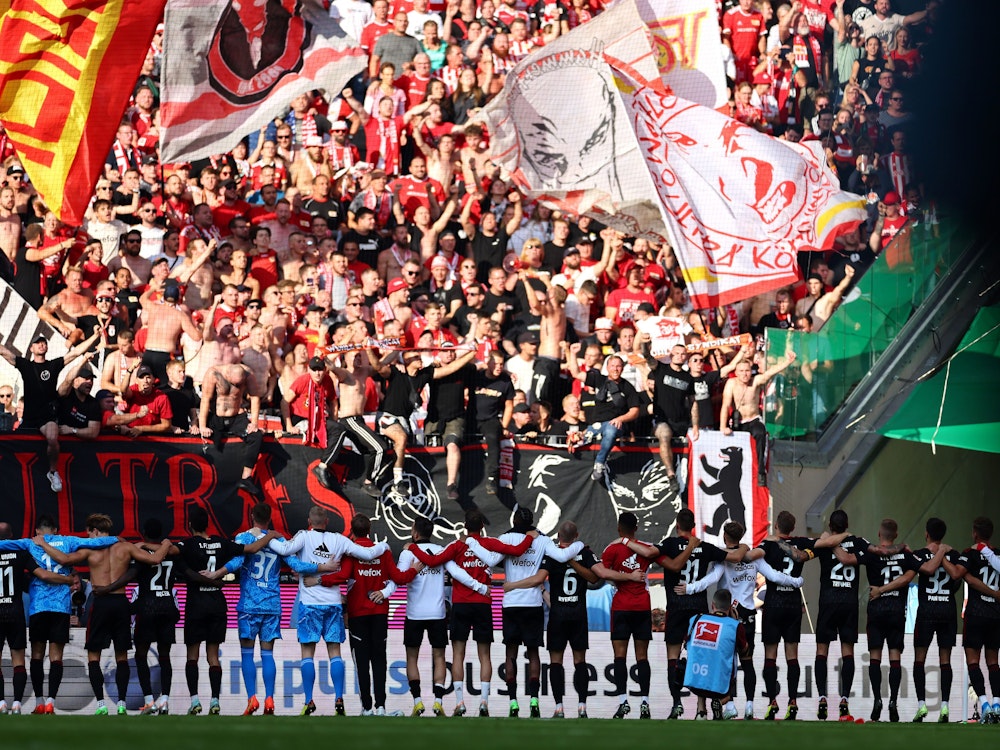 1. FC Union Berlin: Spieler feiern Sieg beim 1. FC Köln 2022/23 vor den Fans