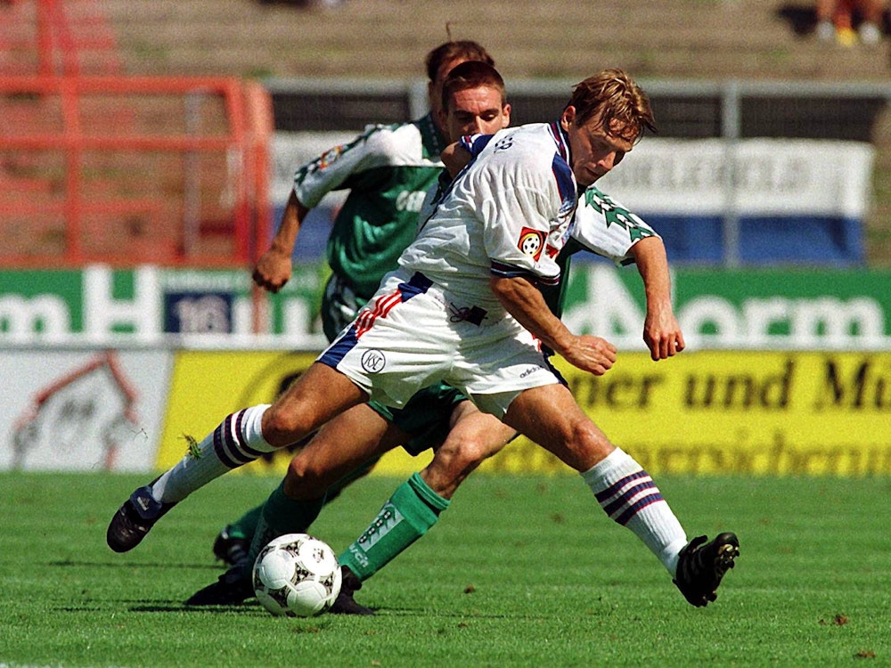 Thomas Häßler 1997 im Trikot des Karlsruher SC gegen Arminia Bielefeld