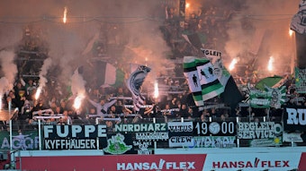 Borussia Mönchengladbach und die mitgereisten Fans kassierten am Samstagabend (1. Oktober 2022) eine 1:5-Niederlage beim SV Werder Bremen. Das Foto zeigt den Gladbach-Fanblock beim Zünden von Pyro.