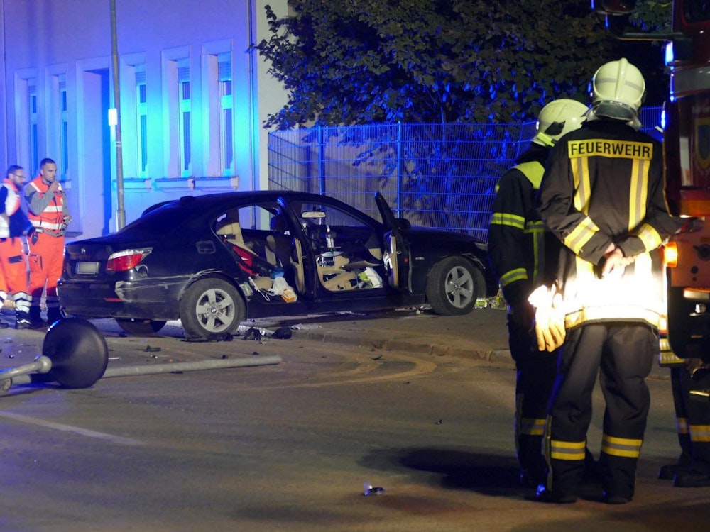 Einsatzkräfte stehen an der Unfallstelle in Hartha (Sachsen). Eine Sechsjährige wurde auf einem Fußweg von einem Auto erfasst und starb noch am Unfallort an ihren schweren Verletzungen.