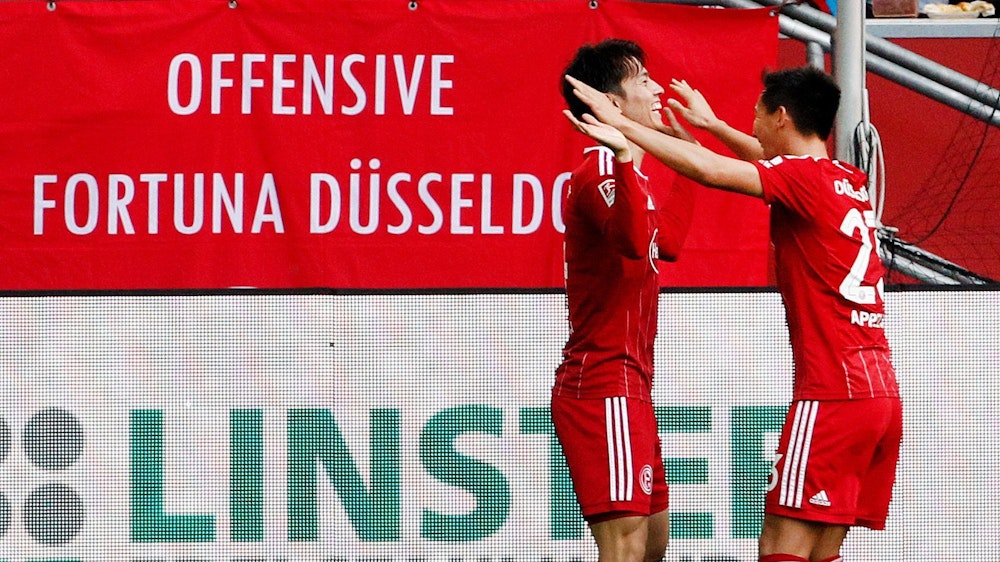 Ao Tanaka (links) jubelt mit Shinta Appelkamp über seinen Treffer zum 2:1 für Fortuan Düsseldorf gegen Arminia Bielefeld.