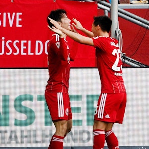 Ao Tanaka (links) jubelt mit Shinta Appelkamp über seinen Treffer zum 2:1 für Fortuan Düsseldorf gegen Arminia Bielefeld.