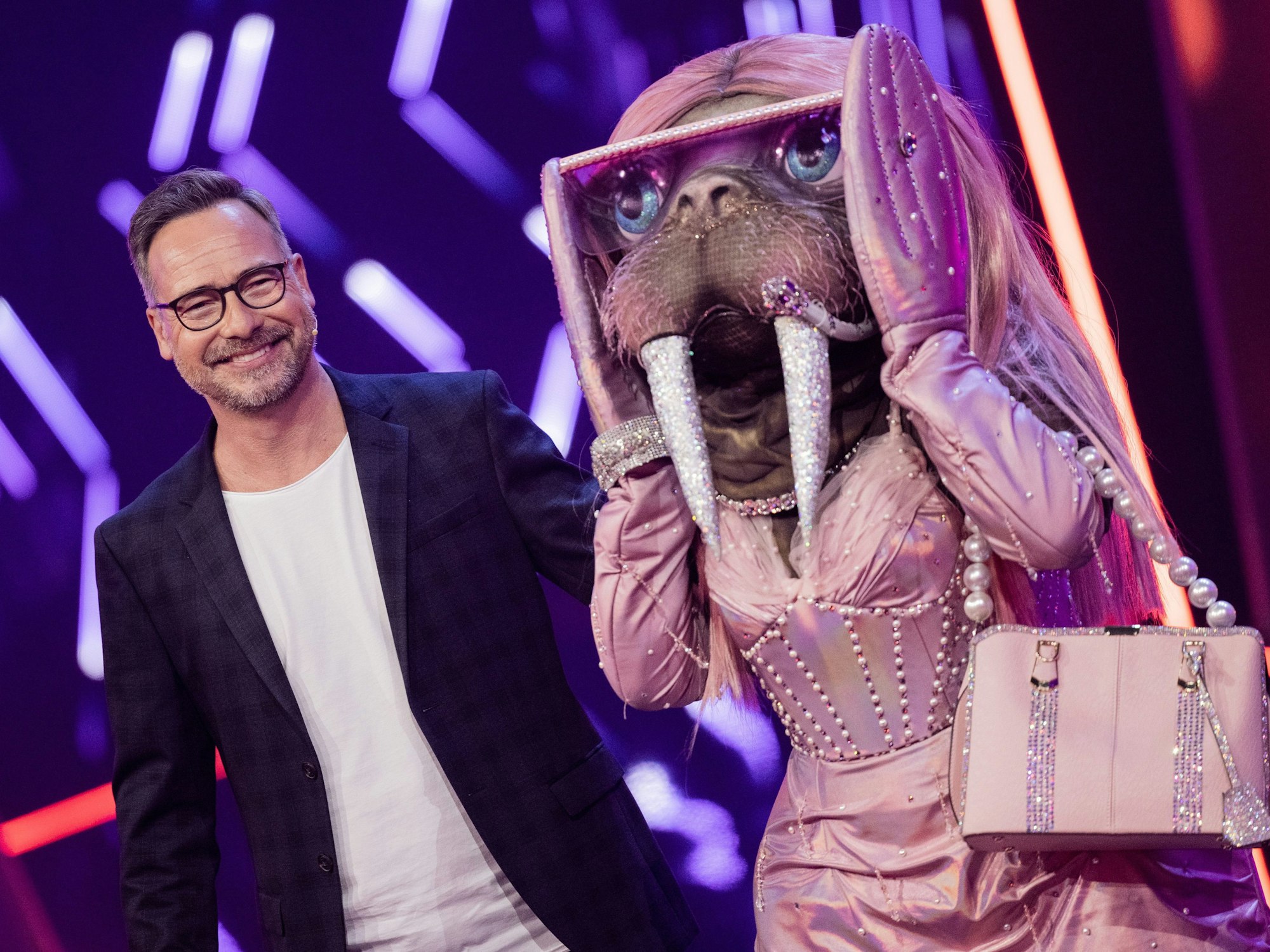 Die Figur „Das Wallross“ steht in der ProSieben-Show „The Masked Singer“ auf der Bühne.