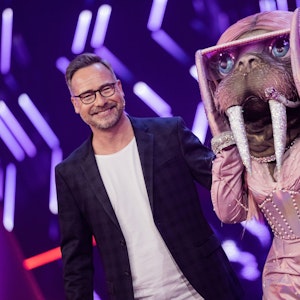 Die Figur „Waltraut, das Walross“ in der ProSieben-Show „The Masked Singer“ auf der Bühne neben Moderator Matthias Opdenhövel.