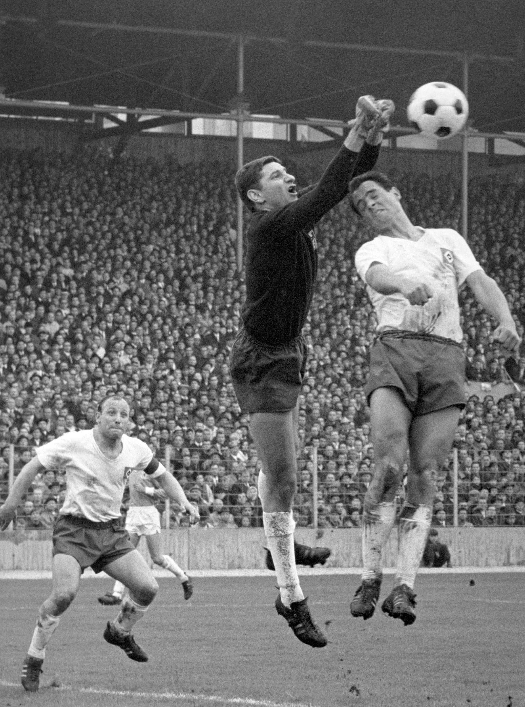 Torwart Petar Radenkovic von 1860 München faustet am 28.05.1966 in München vor dem Hamburger Manfred Pohlschmidt den Ball weg