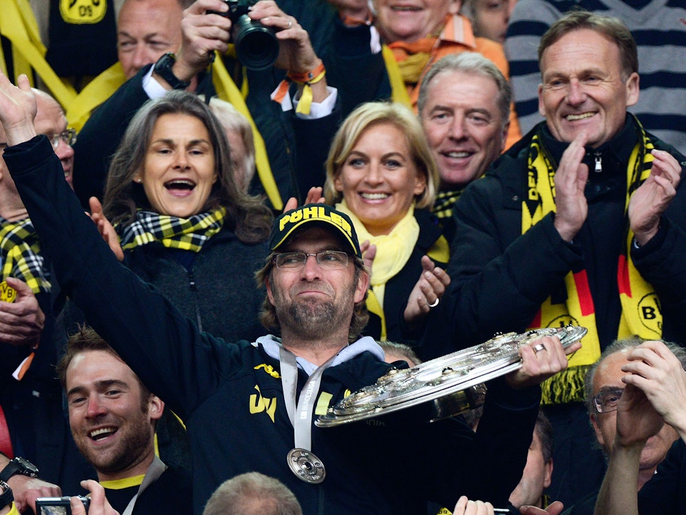 Meistertrainer Jürgen Klopp feiert 2012 auf der Tribüne im heimischen Stadion den Titel mit Borussia Dortmund