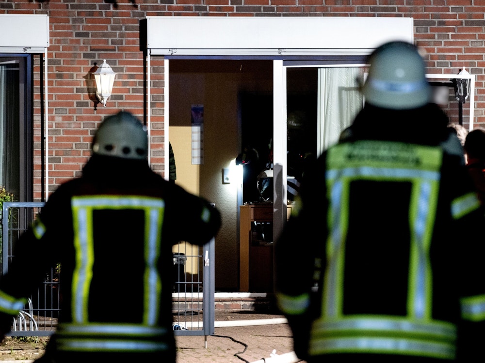 Einsatzkräfte der Feuerwehr stehen vor einem Altenheim im Ortsteil Südmoslesfehn.
