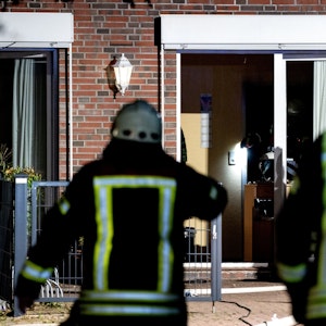 Einsatzkräfte der Feuerwehr stehen vor einem Altenheim im Ortsteil Südmoslesfehn.