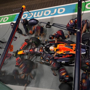 Formel-1-Weltmeister Max Verstappen an der Box im Qualifying zum Großen Preis von Singapur.