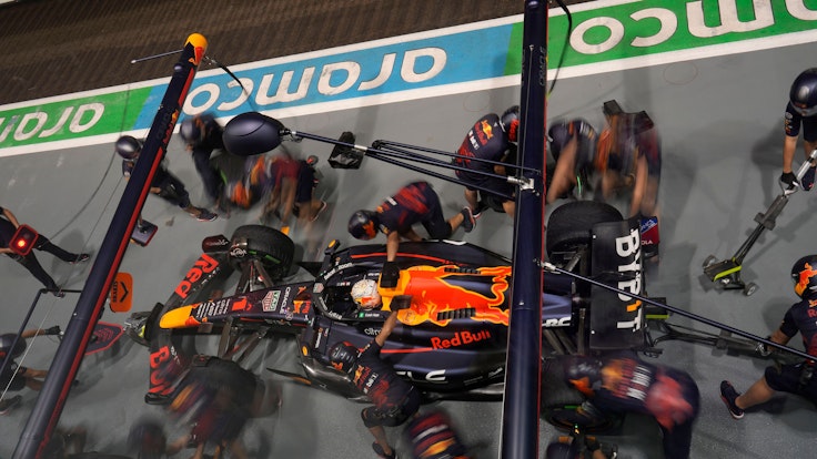 Formel-1-Weltmeister Max Verstappen an der Box im Qualifying zum Großen Preis von Singapur.
