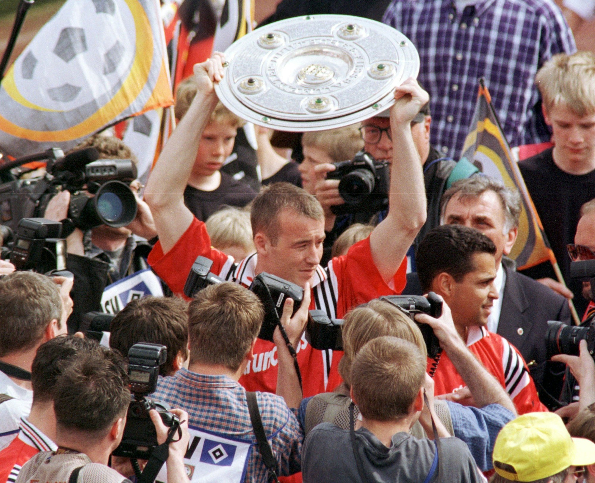 Der 1. FC Kaiserslautern feiert mit Michael Schjönberg die Meisterschaft 1998 in Hamburg