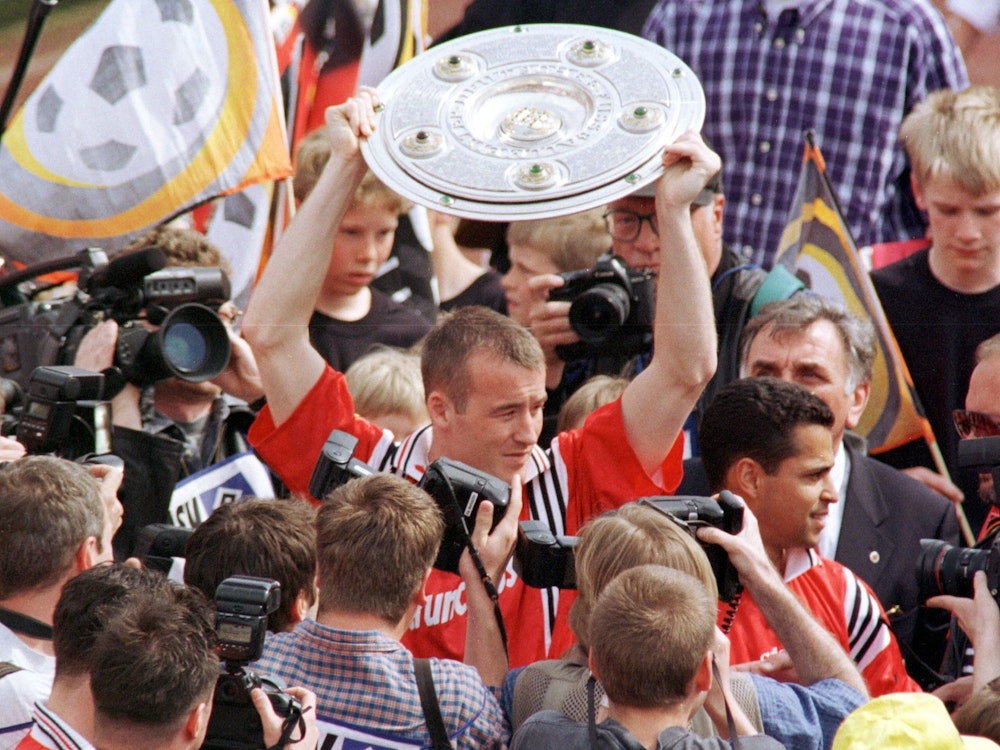 Der 1. FC Kaiserslautern feiert mit Michael Schjönberg die Meisterschaft 1998 in Hamburg