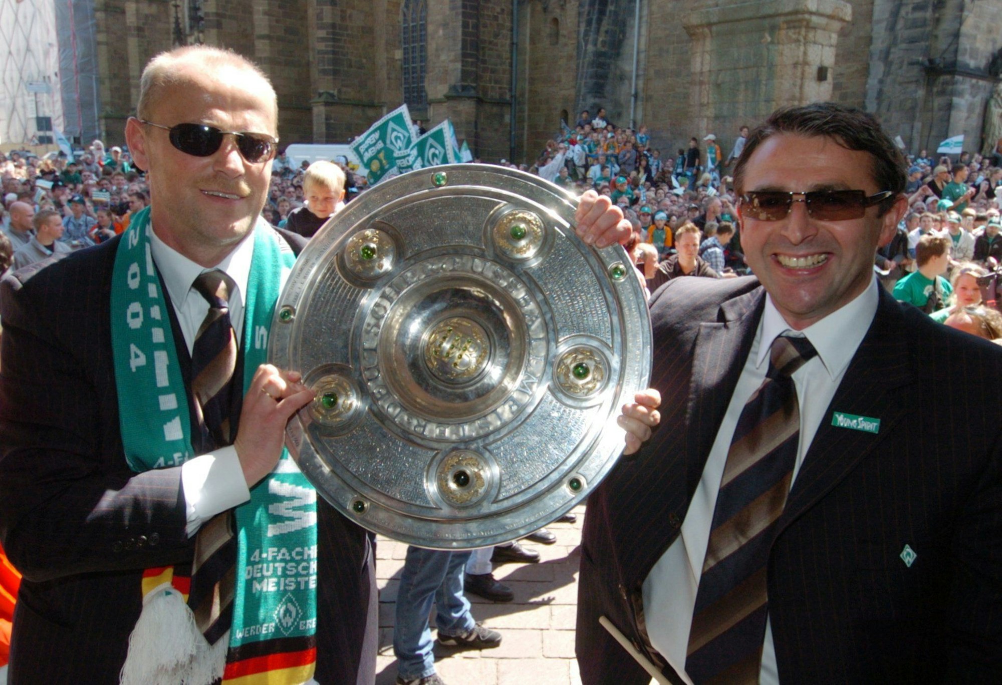 Thomas Schaaf (links) und Klaus Allofs feiern am 16. Mai 2004 in Bremen die Meisterschaft des SV Werder