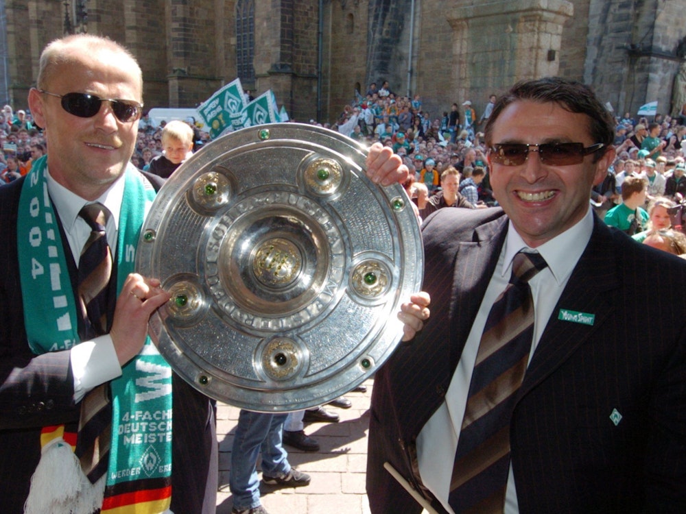 Thomas Schaaf (links) und Klaus Allofs feiern am 16. Mai 2004 in Bremen die Meisterschaft des SV Werder