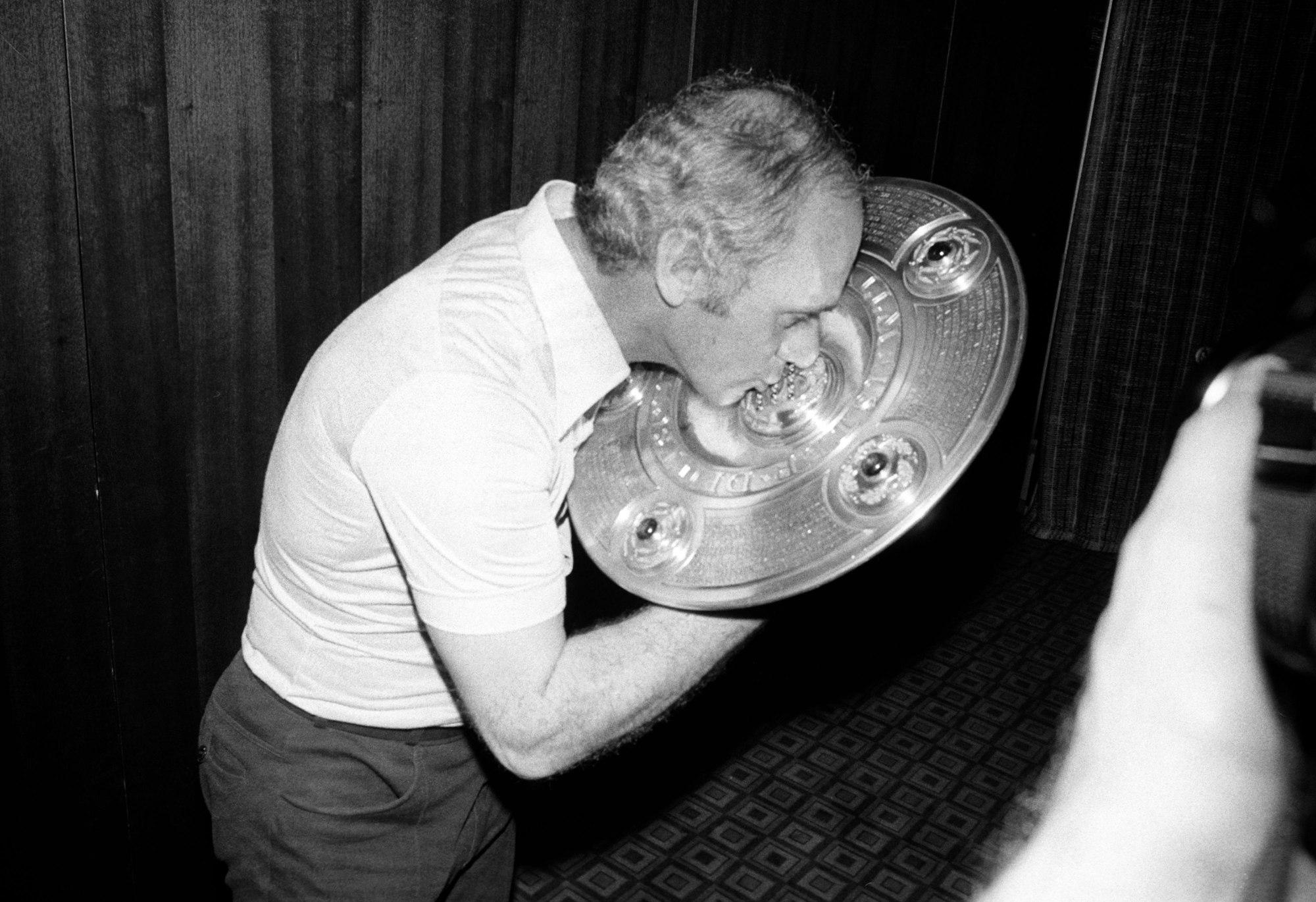 Udo Lattek küsst 1977 die Meisterschale