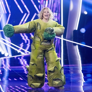 RTL-Moderatorin Katja Burkard nach ihrer Demaskierung als „Der Brokkoli“ in der ProSieben-Show „The Masked Singer“ auf der Kölner Bühne.