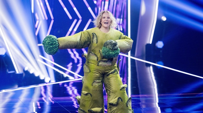 RTL-Moderatorin Katja Burkard nach ihrer Demaskierung als „Der Brokkoli“ in der ProSieben-Show „The Masked Singer“ auf der Kölner Bühne.