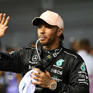 Lewis Hamilton winkt nach dem starken Qualifying zum Grand Prix von Singapur. Am linken Nasenflügel ganz klein zu sehen: das im Cockpit verbotene Piercing.