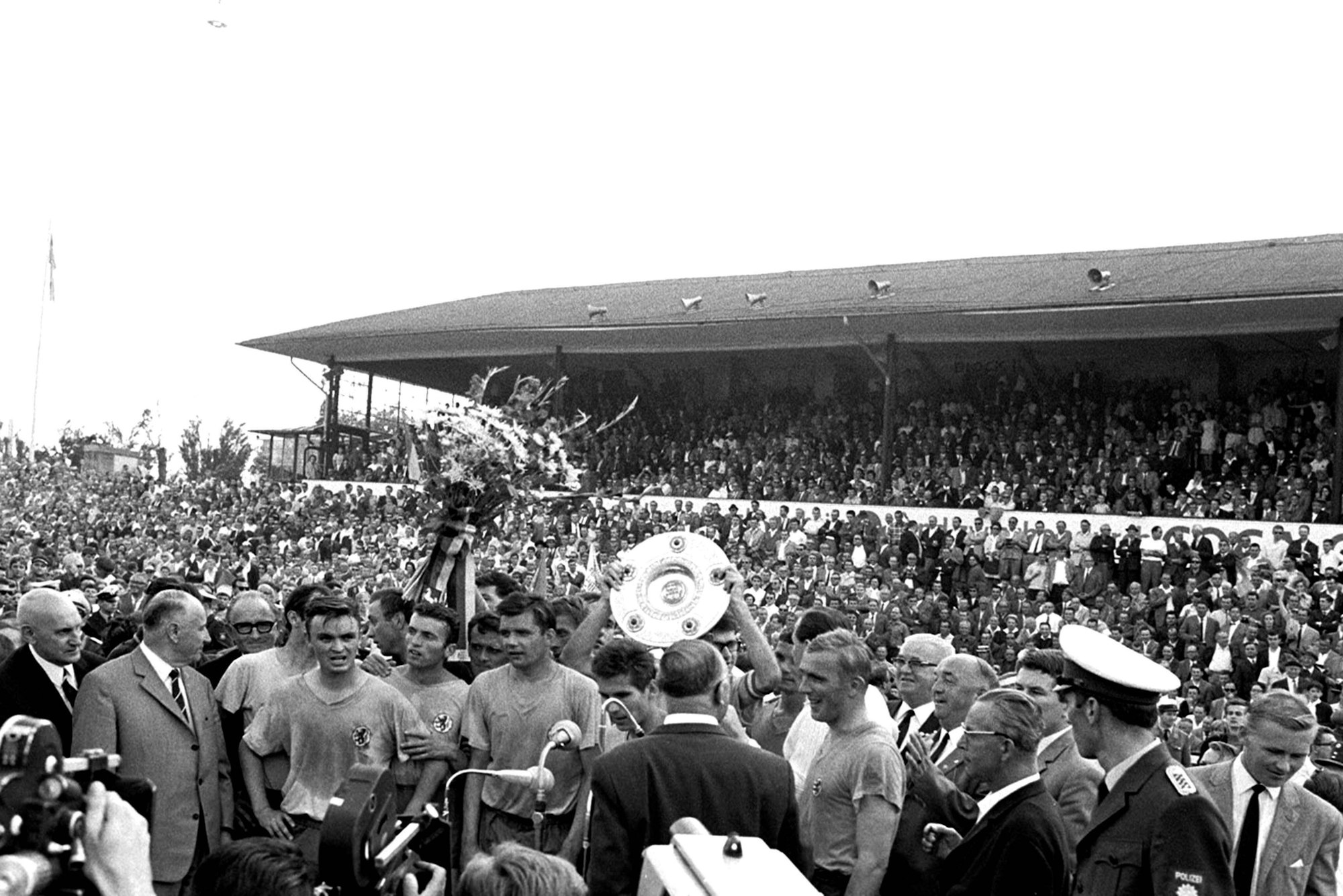 Meisterfeier von Eintracht Braunschweig mit Niedersachsen-Ministerpräsident Georg Diederichs im Jahr 1967