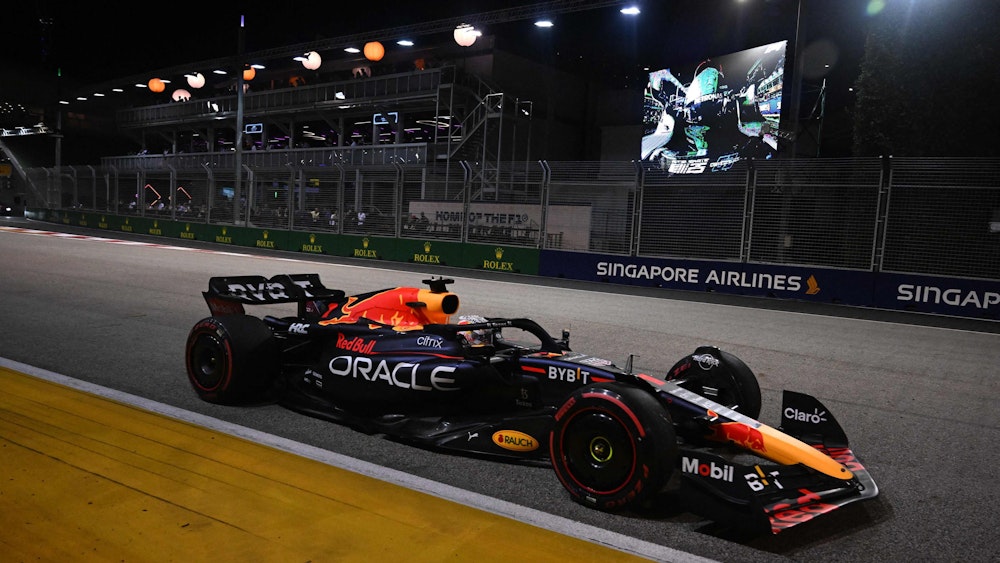 Max Verstappen in seinem Red-Bull-Boliden in Singapur.