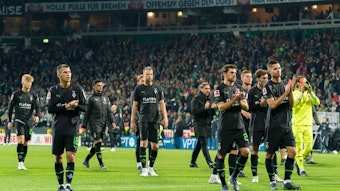 So sehen Verlierer aus! Enttäuschte Profis von Bundesligist Borussia Moenchengladbach verabschieden sich nach der 1:5-Abreibung bei Werder Bremen (1. Oktober 2022) von den mitgereisten Fohlen-Fans. Sommer und Co klatschen in die Hände.