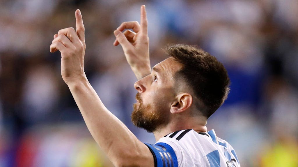 Lionel Messi jubelt im Trikot der argentinischen Nationalmannschaft.
