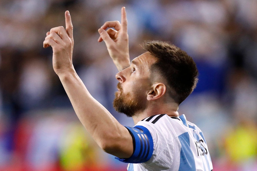 Lionel Messi jubelt im Trikot der argentinischen Nationalmannschaft.
