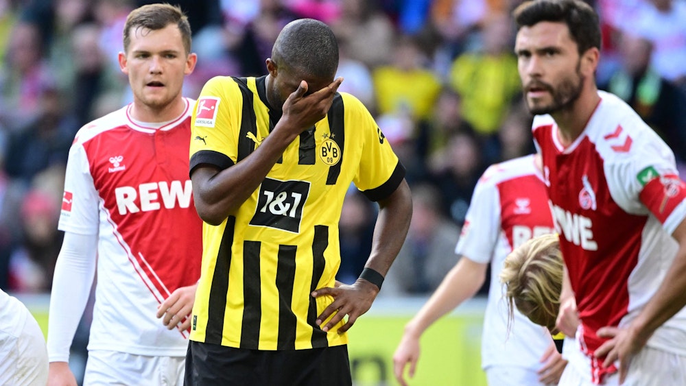 Anthony Modeste hält sich bei der Niederlage von Borussia Dortmund beim 1. FC Köln ernüchtert die Hand vors Gesicht