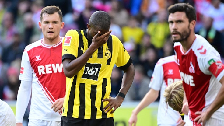 Anthony Modeste hält sich bei der Niederlage von Borussia Dortmund beim 1. FC Köln ernüchtert die Hand vors Gesicht