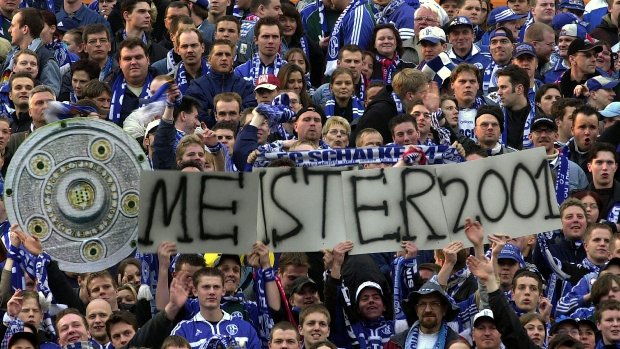 Fans des FC Schalke 04 halten im Saisonendspurt der Spielzeit 2000/2001 ein Meister-Plakat hoch