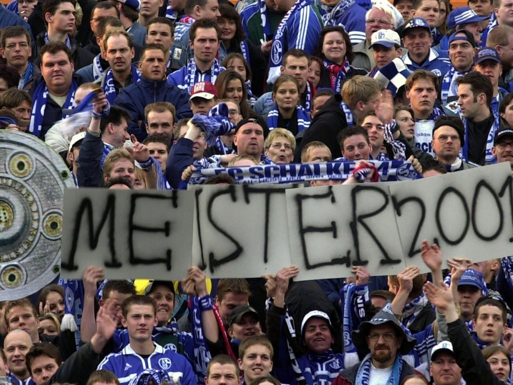 Fans des FC Schalke 04 halten im Saisonendspurt der Spielzeit 2000/2001 ein Meister-Plakat hoch