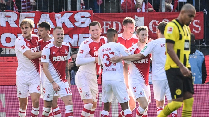 Der 1. FC Köln jubelt, Anthony Modeste steht die Ernüchterung ins Gesicht geschrieben.