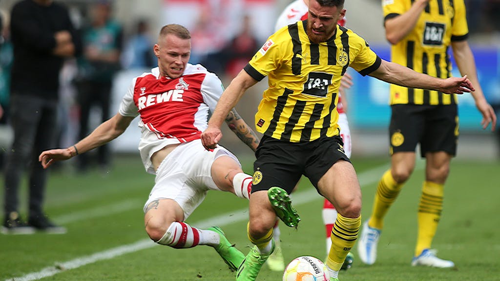 Im Spiel zwischen Köln und Dortmund grätscht Ondrej Duda Salih Özcan von hinten um.