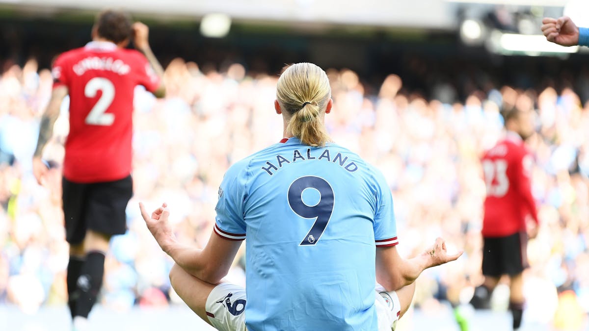 Erling Haaland feiert seine drei Treffer für Manchester City im Derby gegen Manchester United.