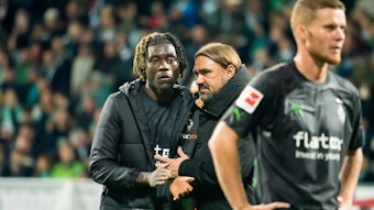 Niedergeschlagen! Gladbach-Spieler Manu Koné (l.), Borussia-Trainer Daniel Farke (M.) und Verteidiger Nico Elvedi (r.) nach dem 1:5 im Bundesliga-Topspiel (1. Oktober 2022) bei Werder Bremen. Farke klatscht Kone ab, Elvedi blickt mürrisch nach vorne.