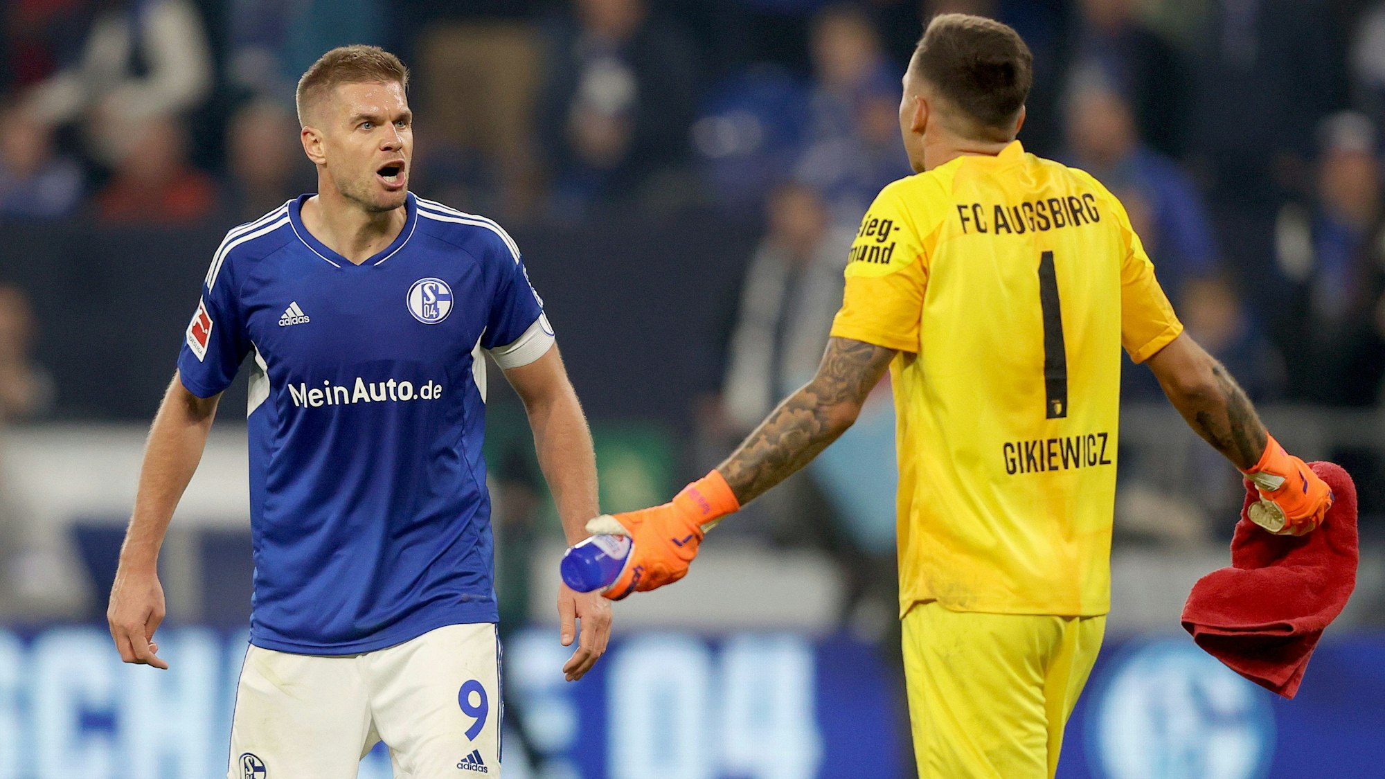 Schalke-Stürmer Simon Terodde und Augsburg-Schlussmann Rafal Gikiewicz nach Abpfiff im Streit.
