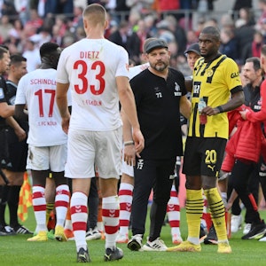 Steffen Baumgart und Anthony Modeste nach dem Bundesliga-Sieg des 1. FC Köln gegen Borussia Dortmund am 1. Oktober 2022