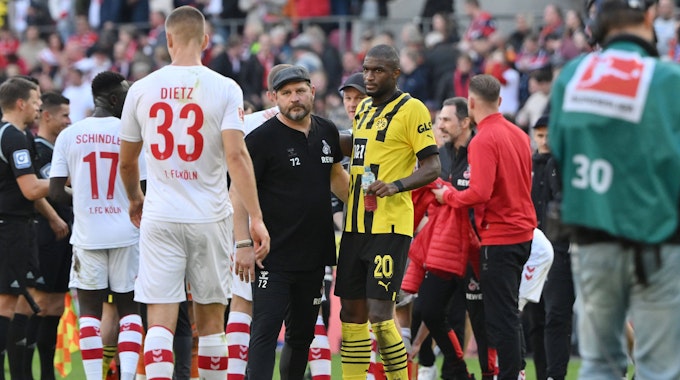 Steffen Baumgart und Anthony Modeste nach dem Bundesliga-Sieg des 1. FC Köln gegen Borussia Dortmund am 1. Oktober 2022