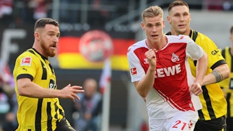 Steffen Tigges (M.) traf am Samstag (1. Oktober 2022) für den 1. FC Köln gegen Borussia Dortmund um Salih Özcan (l.) und Niklas Süle.