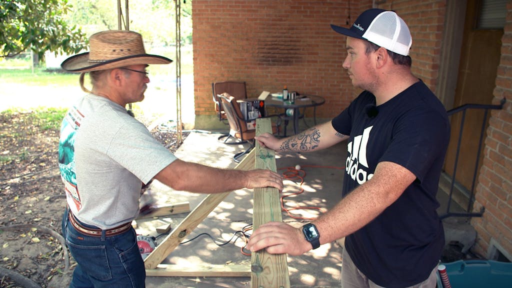 Konny Reimann und Stiefsohn Jason arbeiten mit einem Stück Holz.&nbsp;
