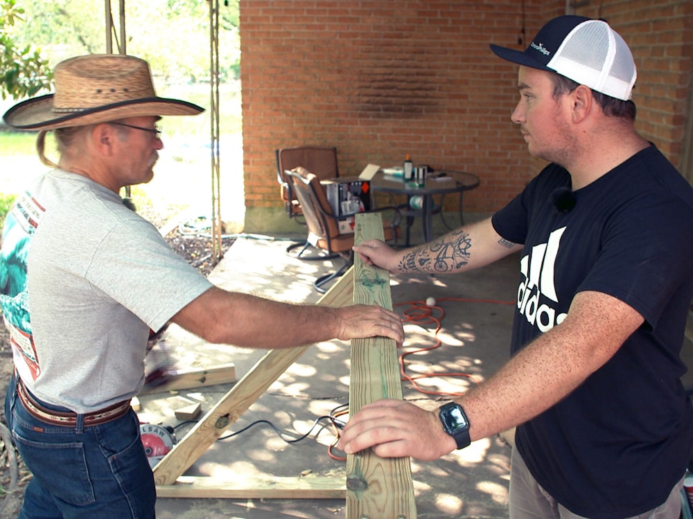 Konny Reimann und Stiefsohn Jason arbeiten mit einem Stück Holz.