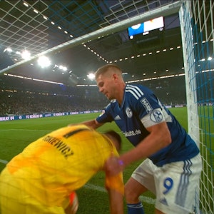 Rangelei im Tornetz zwischen Rafal Gikiewicz und Simon Terodde nach dem 3:2-Sieg des FC Augsburg bei Schalke 04.