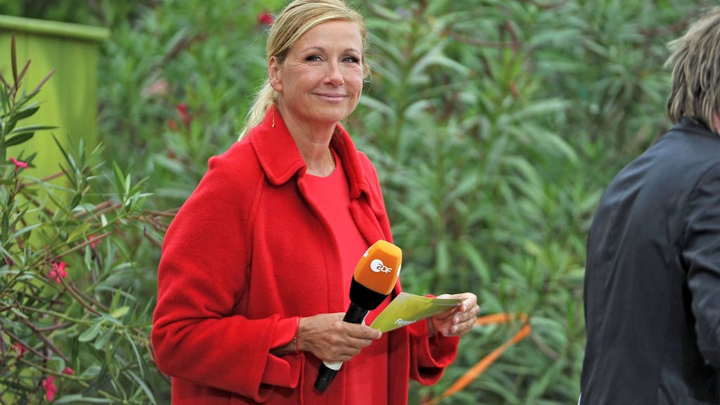 Andrea Kiewel lächelt im ZDF-„Fernsehgarten“.